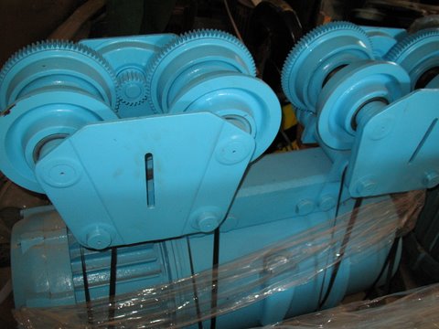 Niebieski elektrowciągnik 8t z przekładnią zębatą, zapakowany w folię, widoczne detale konstrukcyjne.